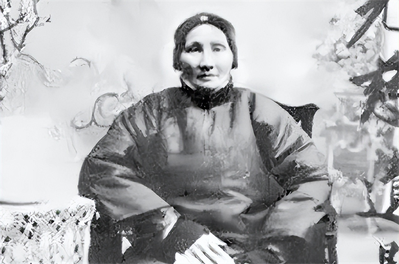 1921年，58岁的王采玉在弥留之际，叮嘱儿子蒋介石说：“瑞元啊，我不愿跟你父亲