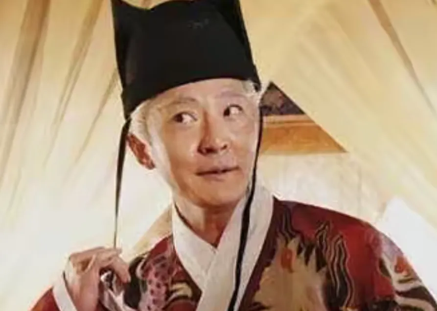 1461年，权倾朝野的大宦官曹吉祥被当众凌迟，刽子手只剜了三刀，便发现极不寻常—