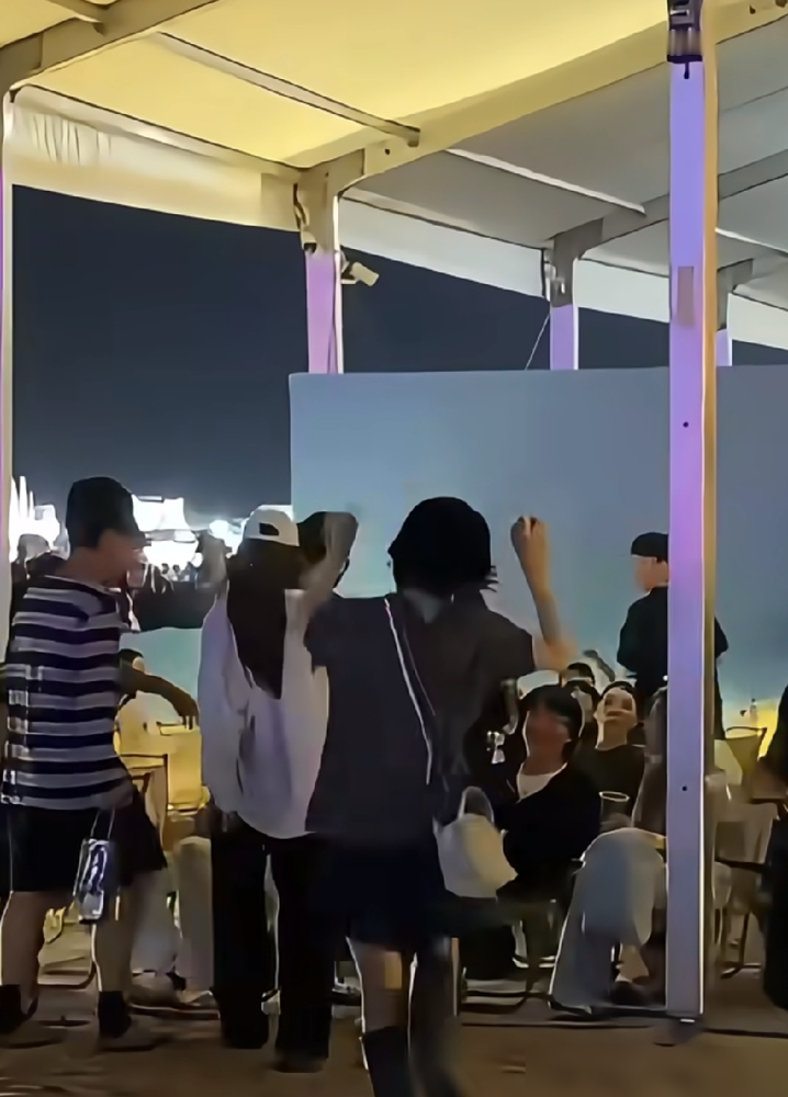 王菲在阿那亚哭了。不是演唱会，是她闺女窦靖童的场子。57岁的人，穿着随意，站在人群里跟着音乐晃，镜头