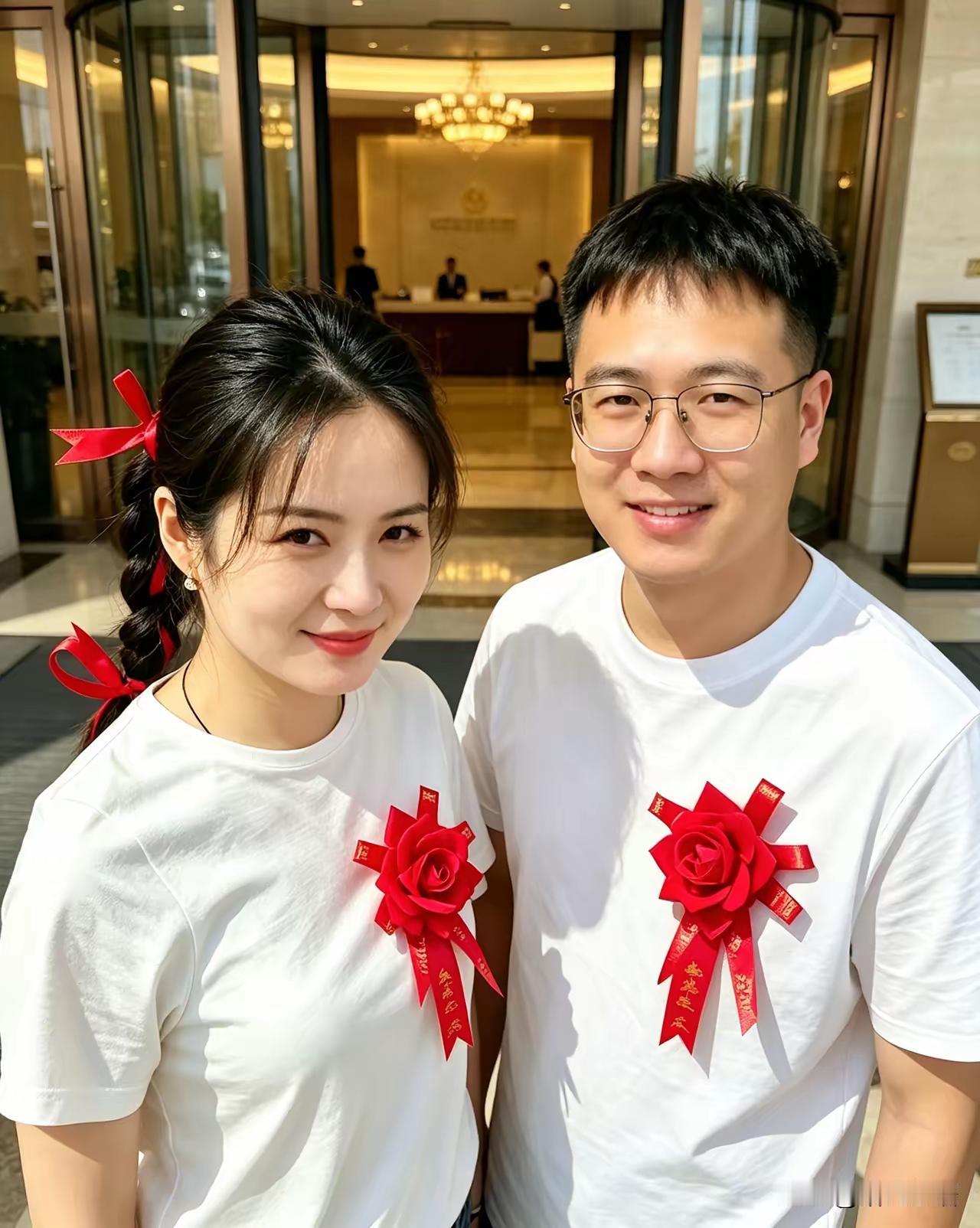 两个经济条件好的结婚新人，​整个婚礼下来，没彩礼、没车队、没婚庆，不收彩礼，新人