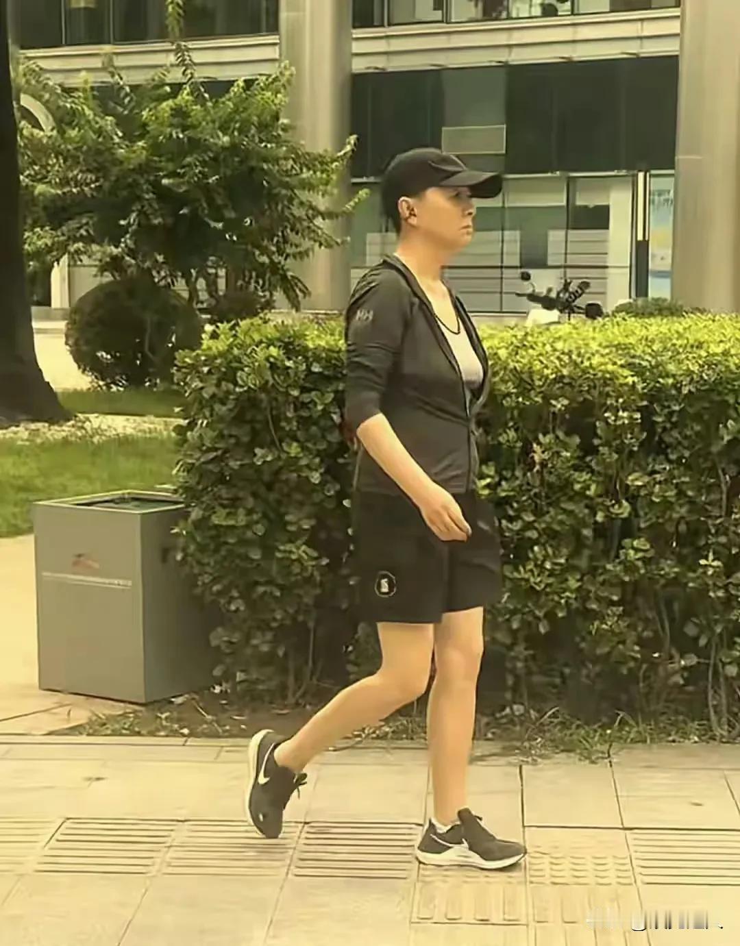 在北京街上有人撞见宋丹丹了，64岁这状态也太能打了吧！就路人随手拍的图，她