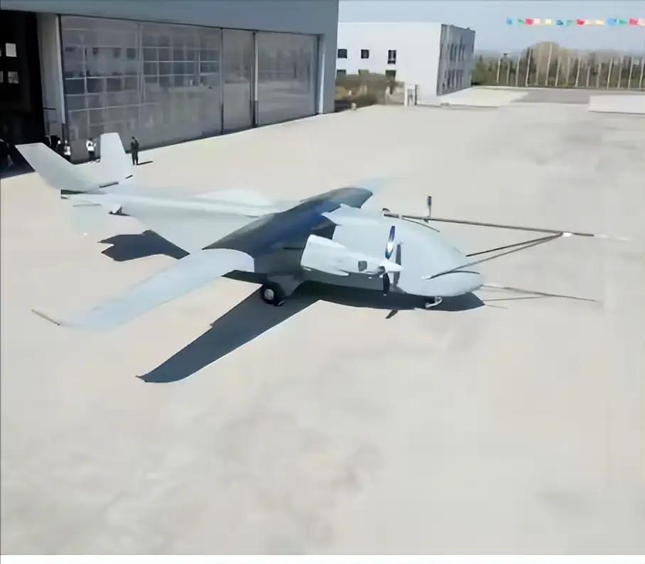 长鹰8飞起来被誉空中重卡，能力自然不一般，载重3.5吨；飞的远，航程有3000公