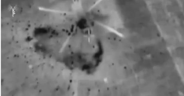 以色列空军战机投弹精确命中地面上的一架伊朗军队“米-17直升机”。炸弹扔得挺