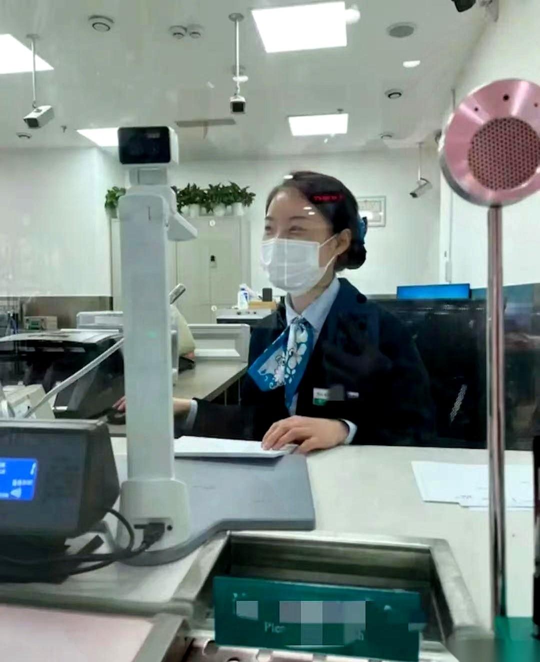 我那在银行干了6年的表嫂，今天突然给我发了条微信。就几个字：那几个“大家伙”，