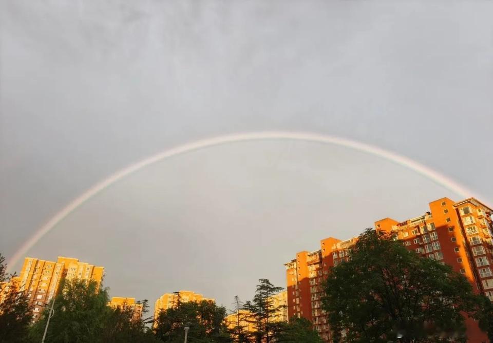 A股正酝酿大招，注意了！今天A股有点意思，大盘收涨72点，指数是非常漂亮的，早上