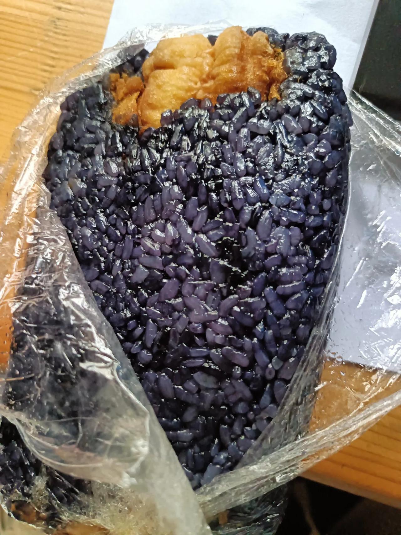 我妈说别人送她乌米饭了，想到我喜欢吃，就赶紧给我送过来了。我其实很奇怪，到底是