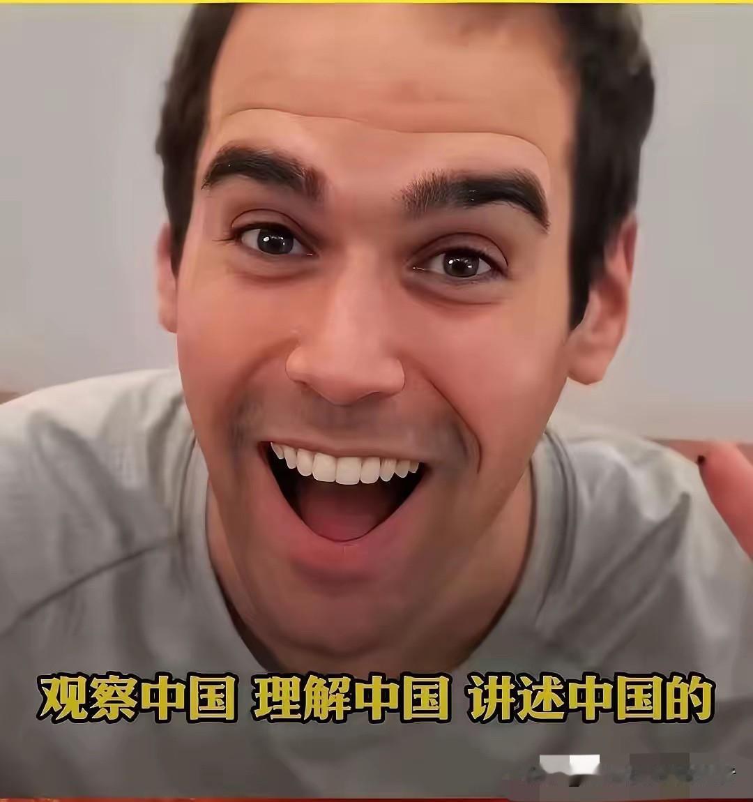 这事儿越扒越有意思了。敦煌融媒体那个90万招老外的事儿，官方最新回应是：不辞退，