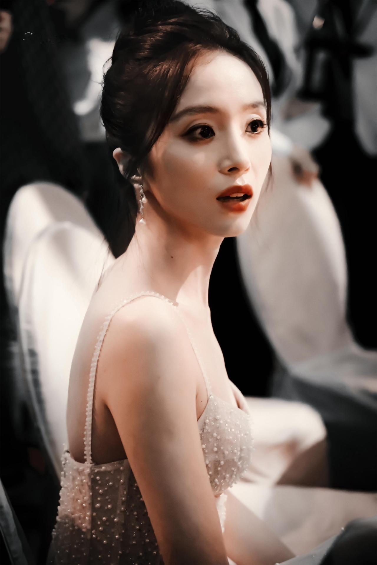 红妆美人坐，珠光满座间。