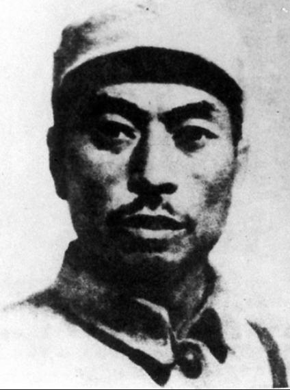 1949年3月11日，河南确山，在四野大军滚滚南下的铁流中，一对兄妹站在路口，拿