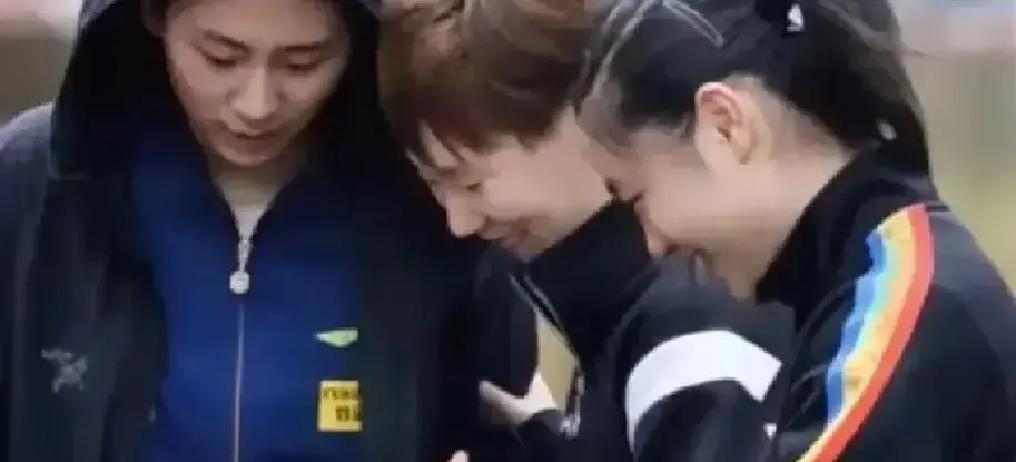 王曼昱真不带陈熠？谣言官方视频打脸8月15日流出的国乒训练片里，王曼昱正手