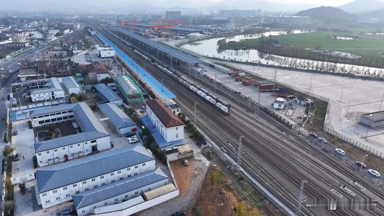 国内首例！15米级超大盾构成功下穿铁路8股道站场区7月25日，随着开挖直径1