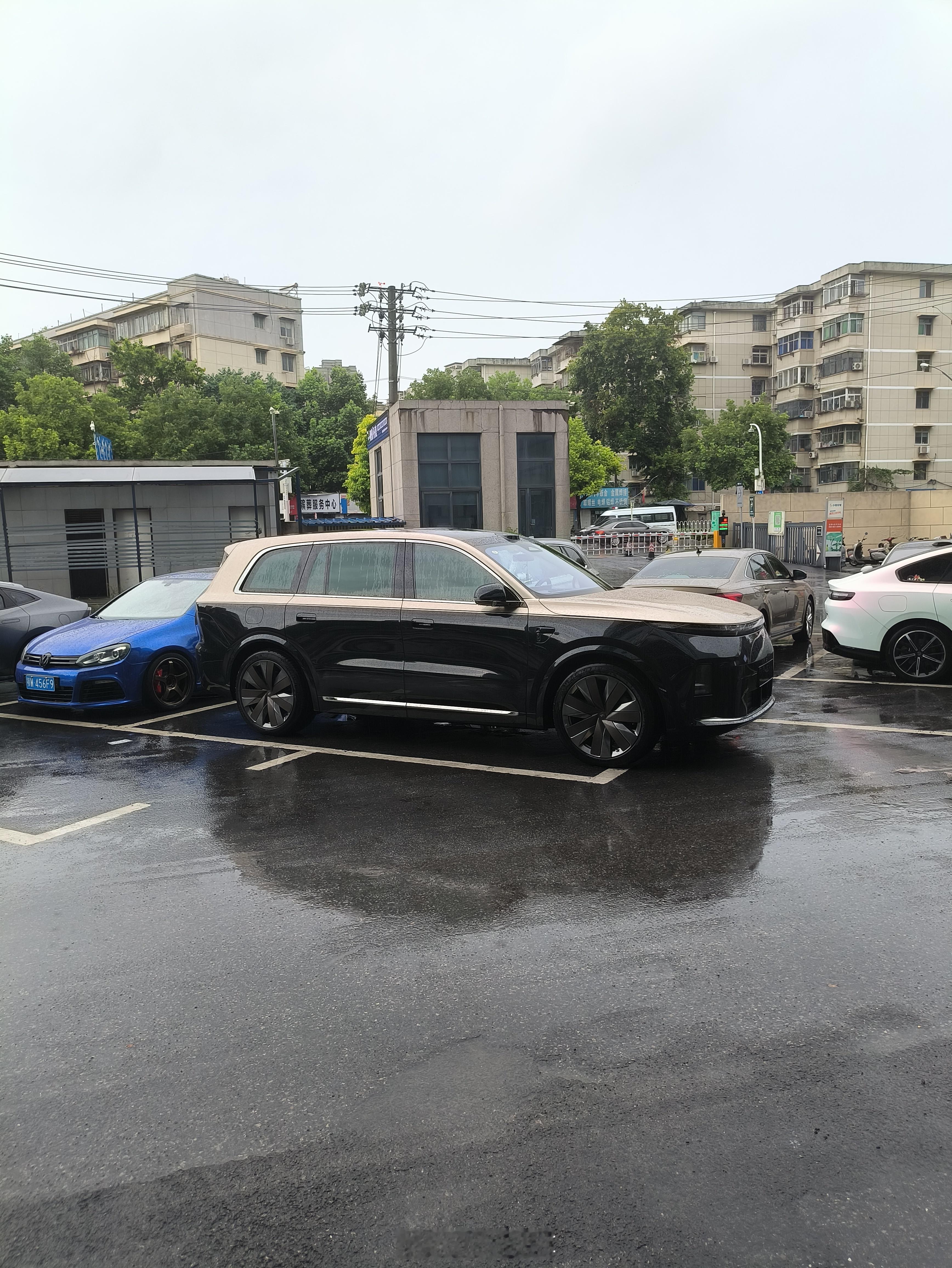 第一次拍到理想L9双色版，好看尤其是这轮毂我觉得很有档次感