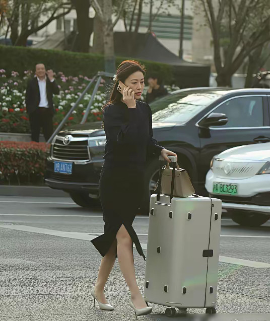 上海街头偶遇朱珠，气质是真的没的说，非常的漂亮，完全看不出来已经40岁了。​​