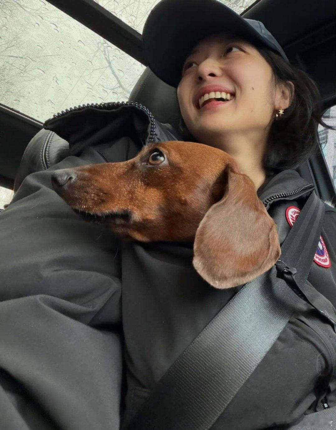 谁发现了！孙千是小狗重度爱好者🐶翻看她的微博，经常晒和小狗的合照。大美女拍照好
