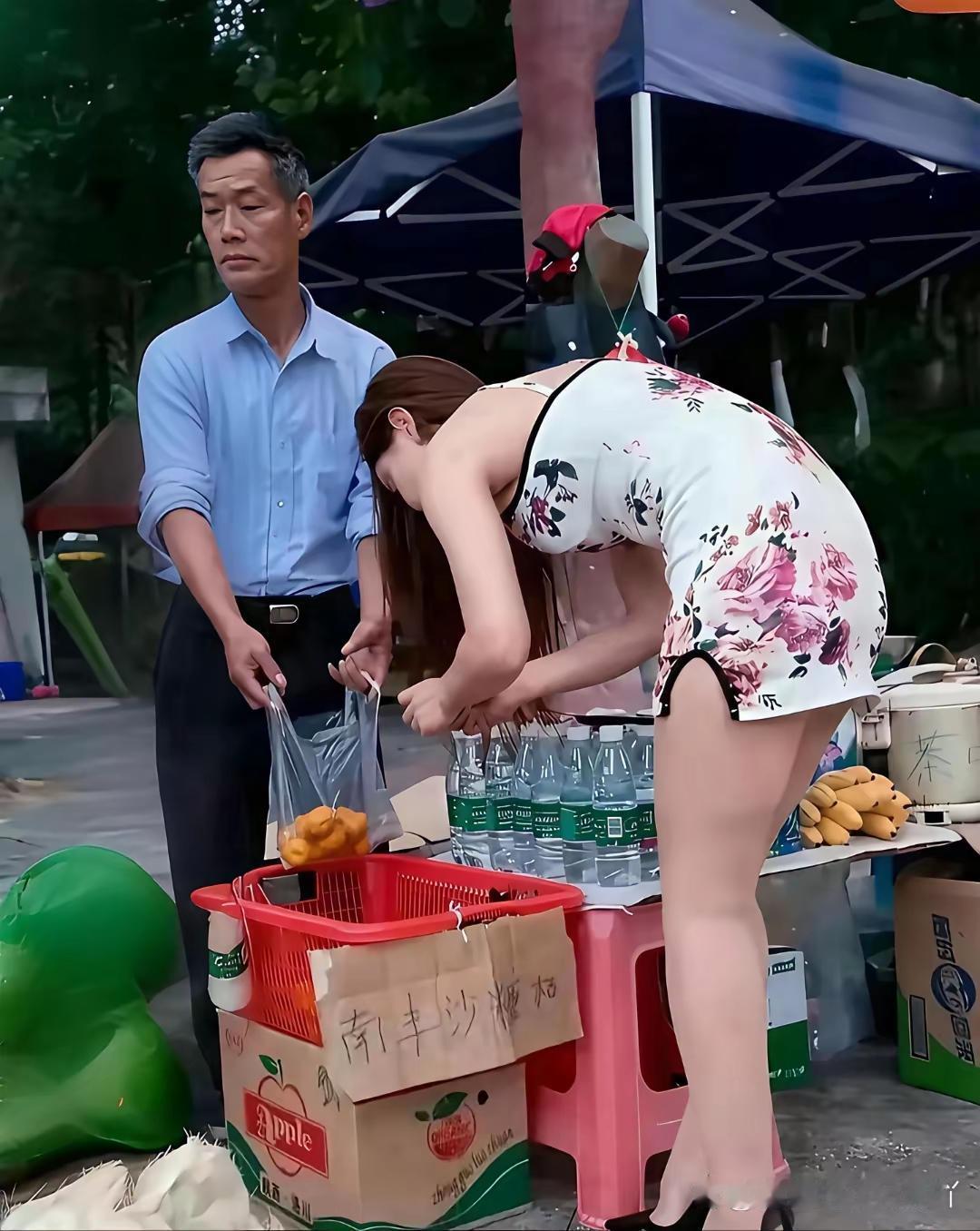 大爷都不敢对视，美女你就慢慢挑吧！