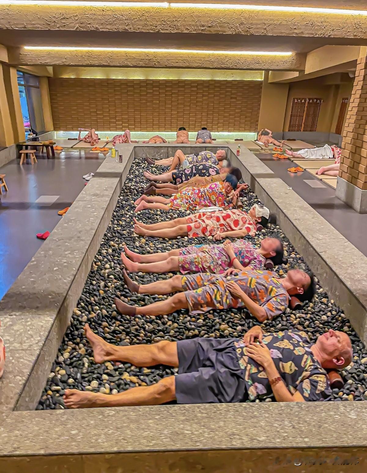 今年春节我没回家，在家附近的洗浴中心住了三天。原以为只是临时落脚，没想到发现了新