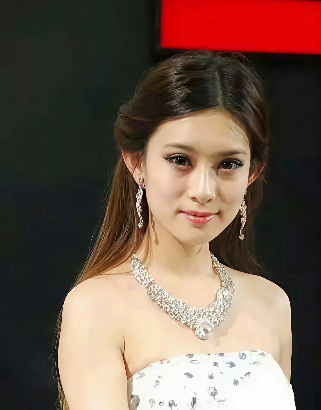 好家伙，还真是女大十八变，谁能看出这是孟子义啊……之前觉得孟子义虽然长了张网红脸