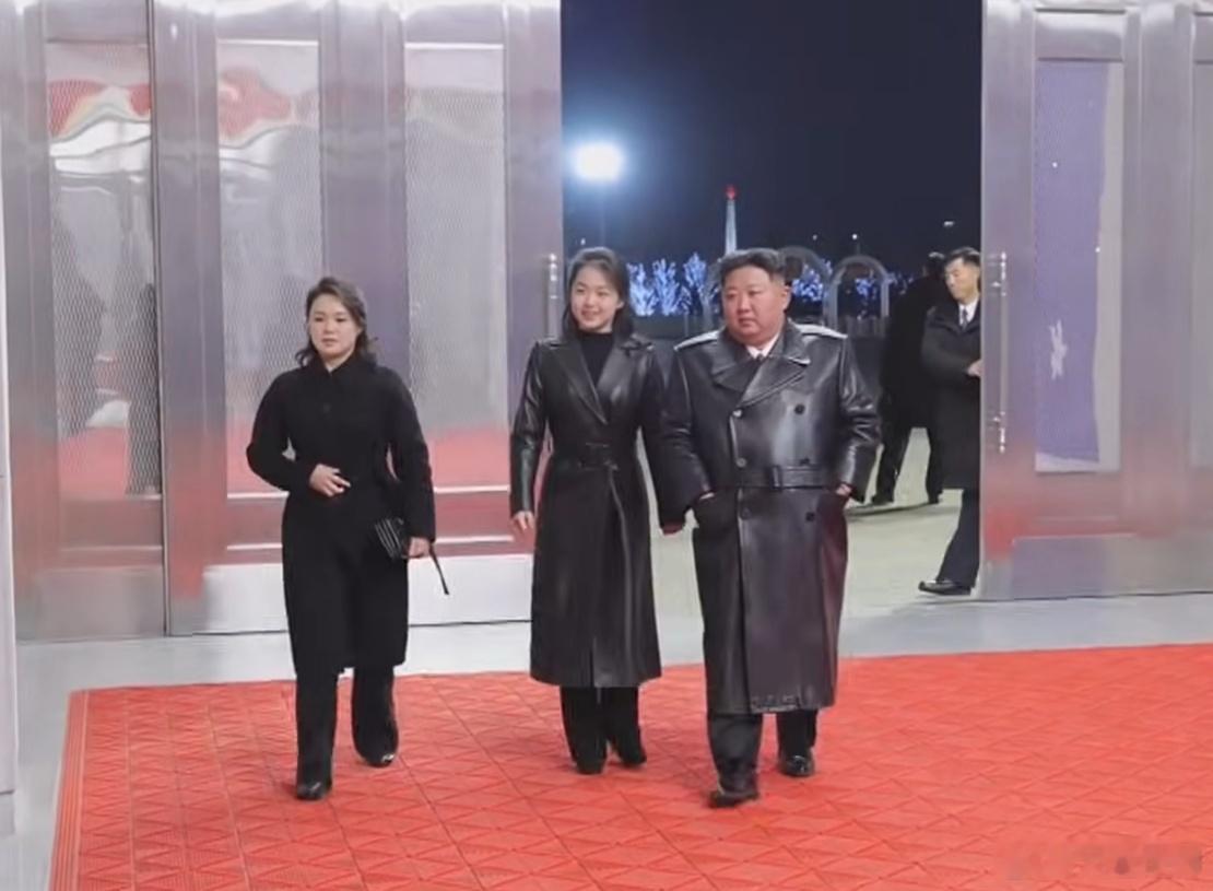 父女俩穿同款了。