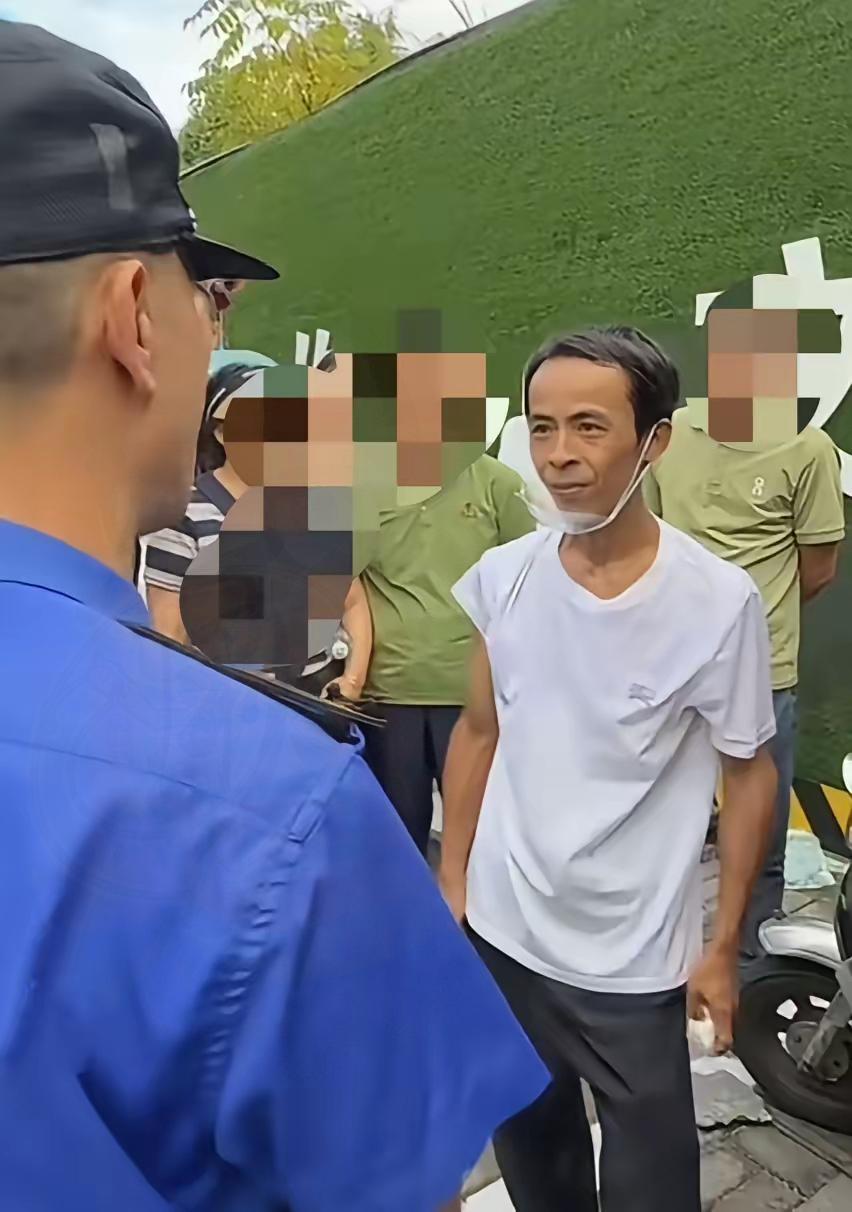 本来以为卖个鸡排买成网红已经够离谱了没想到还敢命令顾客敞开塑料袋，一块6元钱