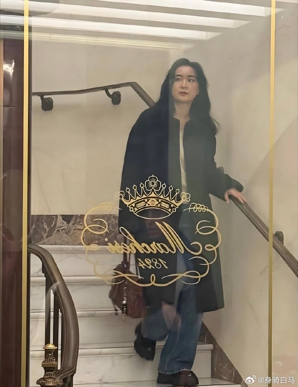 贾玲已经完全是另外的人了，不再肥胖搞笑，而是高冷时尚