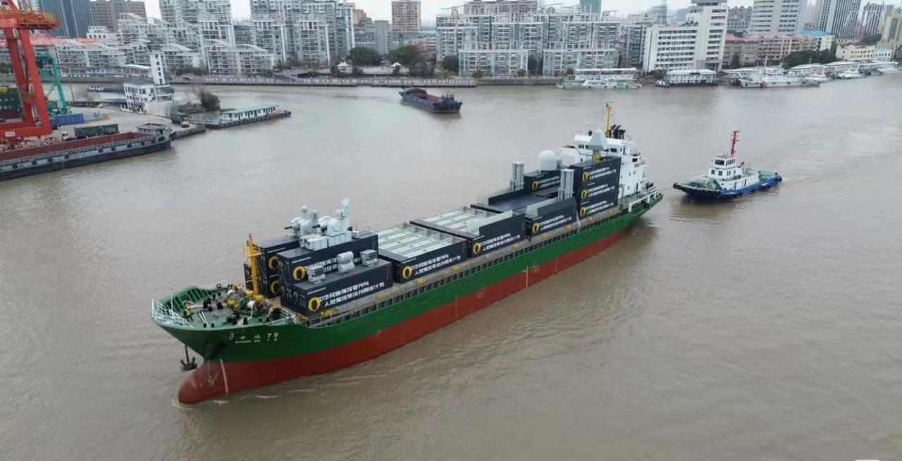 民用火力支援舰出海了！你看着是一艘集装箱船，可是集装箱里全是垂发。该船甲板集