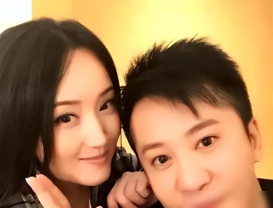 28年了，杨钰莹终于松口，一句孩子都上大学了，毛宁只回了四个字。当年的金童玉