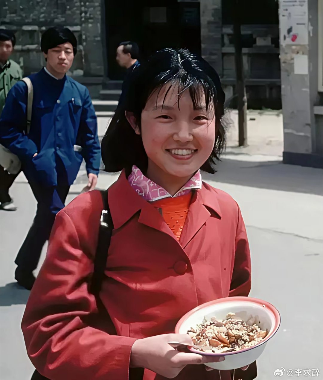这张照片拍摄于1979年9月11日，北京大学中文系汉语言文字学专业学生，端着饭碗