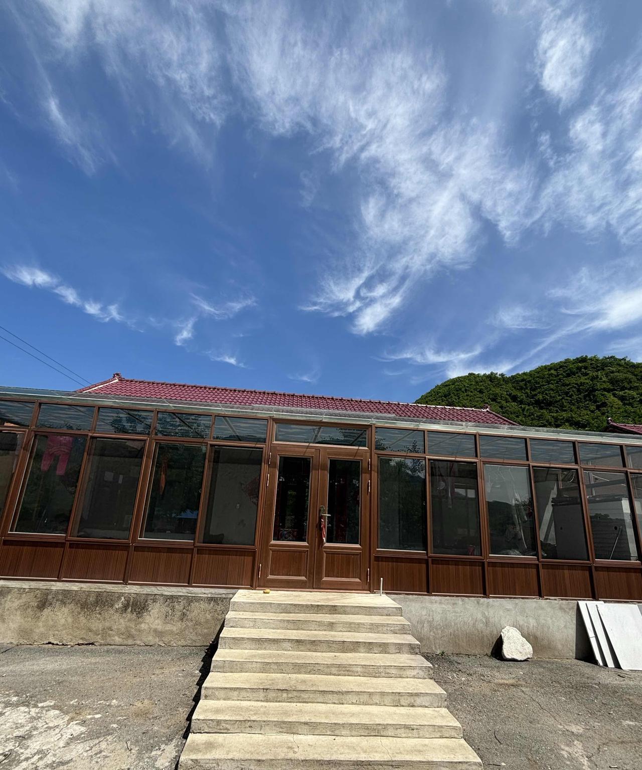 农村的房子越来越不值钱喽，造价15万的房子，现在连12万都无人问津。我们村有户