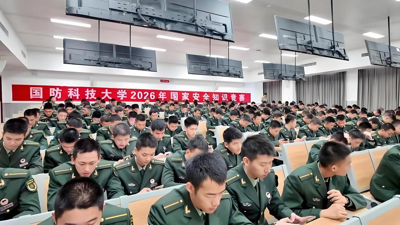 一本女兵考军校｜别被学历骗了！难到你怀疑人生先泼一盆冷水：一本学历在女兵考军校