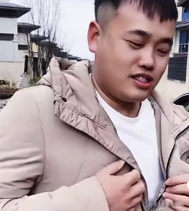 2月16日上午，除夕过年了，上门女婿被岳父赶出门，妻子追了出来，并要他脱下外套，