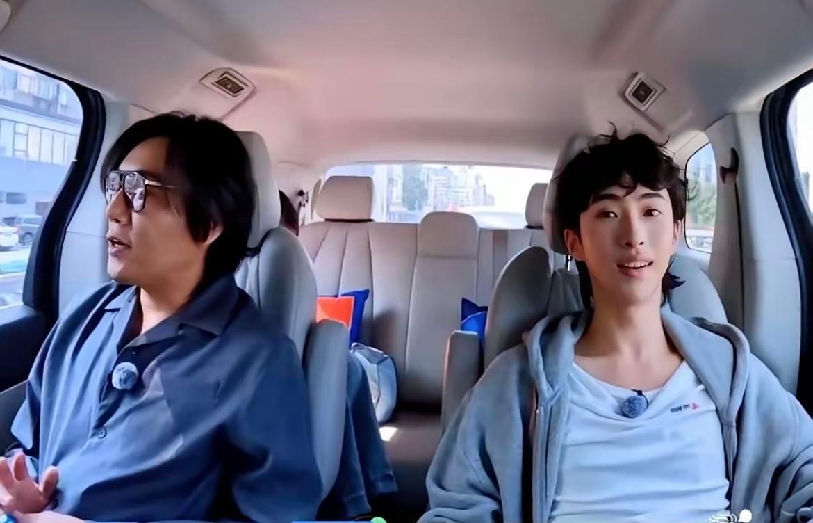 哈利不叫秦昊“爸爸”，叫“昊哥”。不硬凑亲情，不演父慈子孝，就俩人，平着说话，