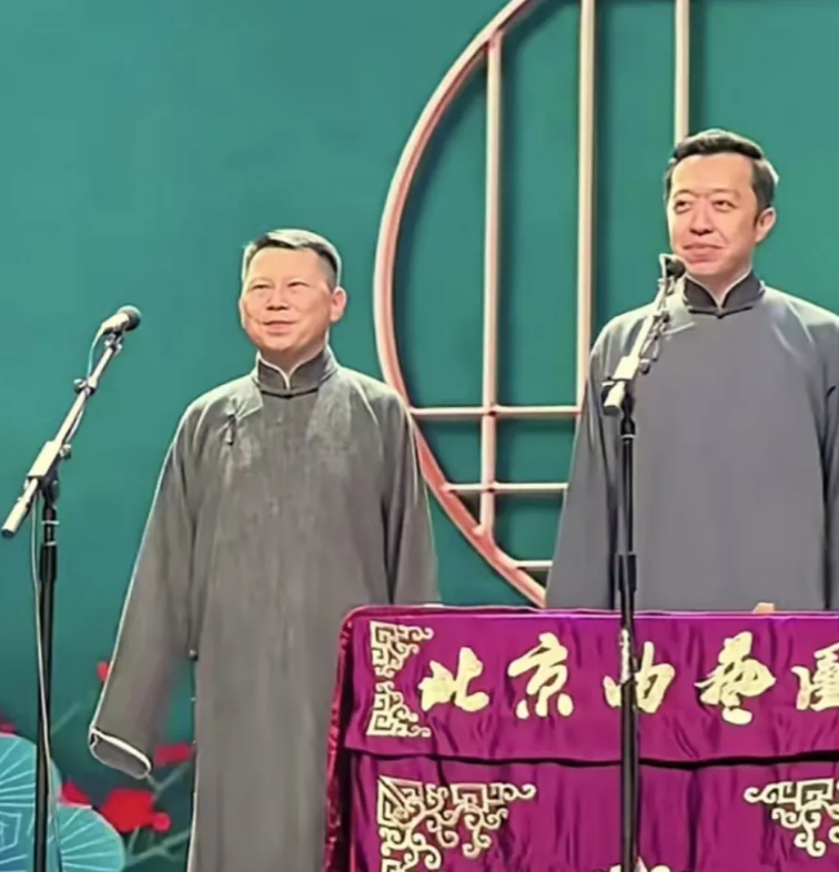 时隔十年,李菁,何云伟再度同台说相声。其实离开德云社的这些人,也就李菁有资格说郭