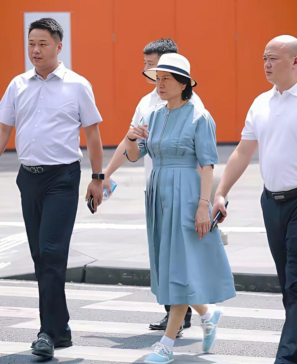 格力董明珠漫步成都街头，一点不像71岁
