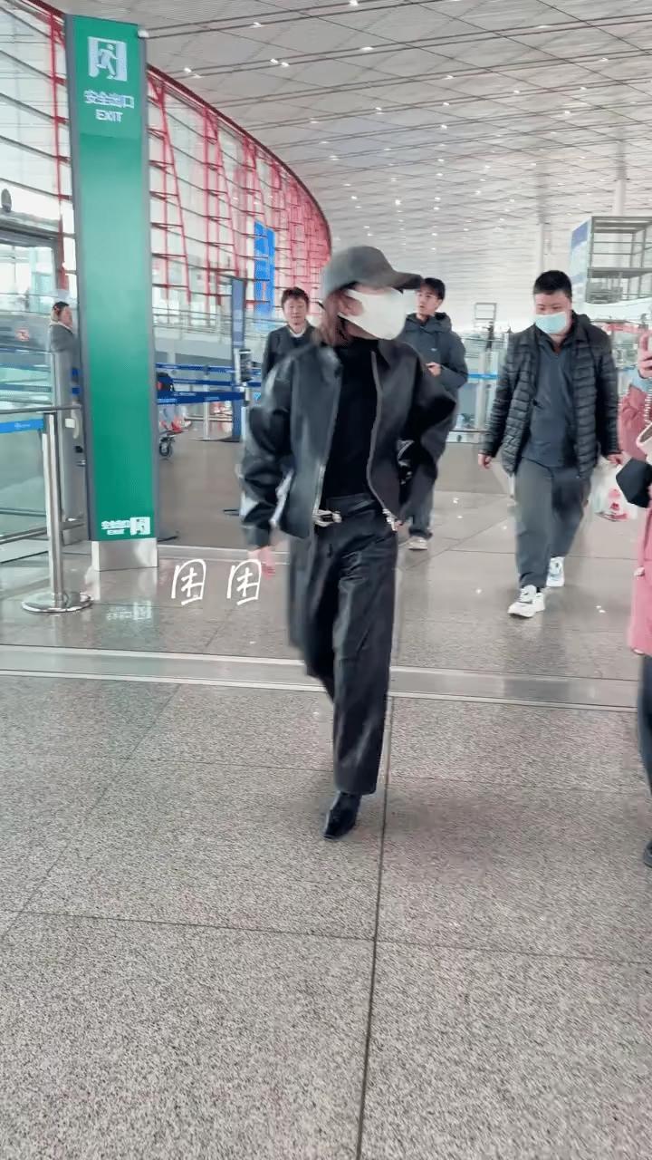 刷到周冬雨最近的活动图，差点以为手机卡了——那走路姿势，说是“迈步子”，不如说像