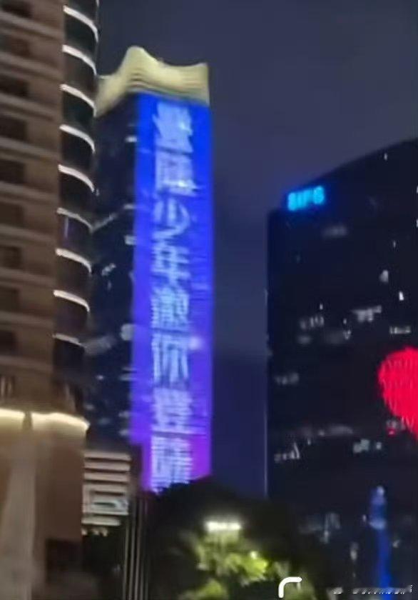 上海三步一刘宇宁五步一TOP上海大屏满是刘宇宁与TOP！粉丝走几步见偶像，直言跟