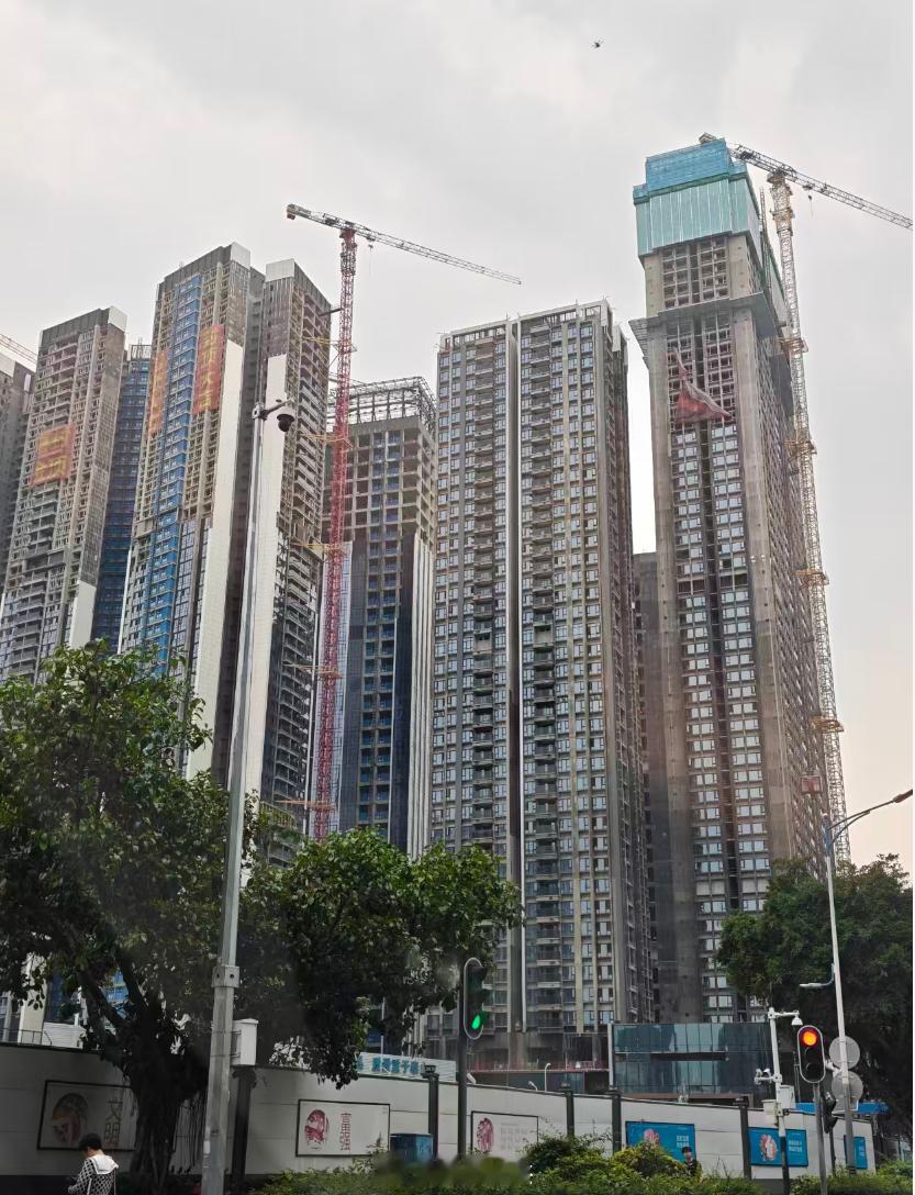 晚上10点半了，深圳开始排队抢房了，提前10多个小时抢龙华中心的房子。3.8万买