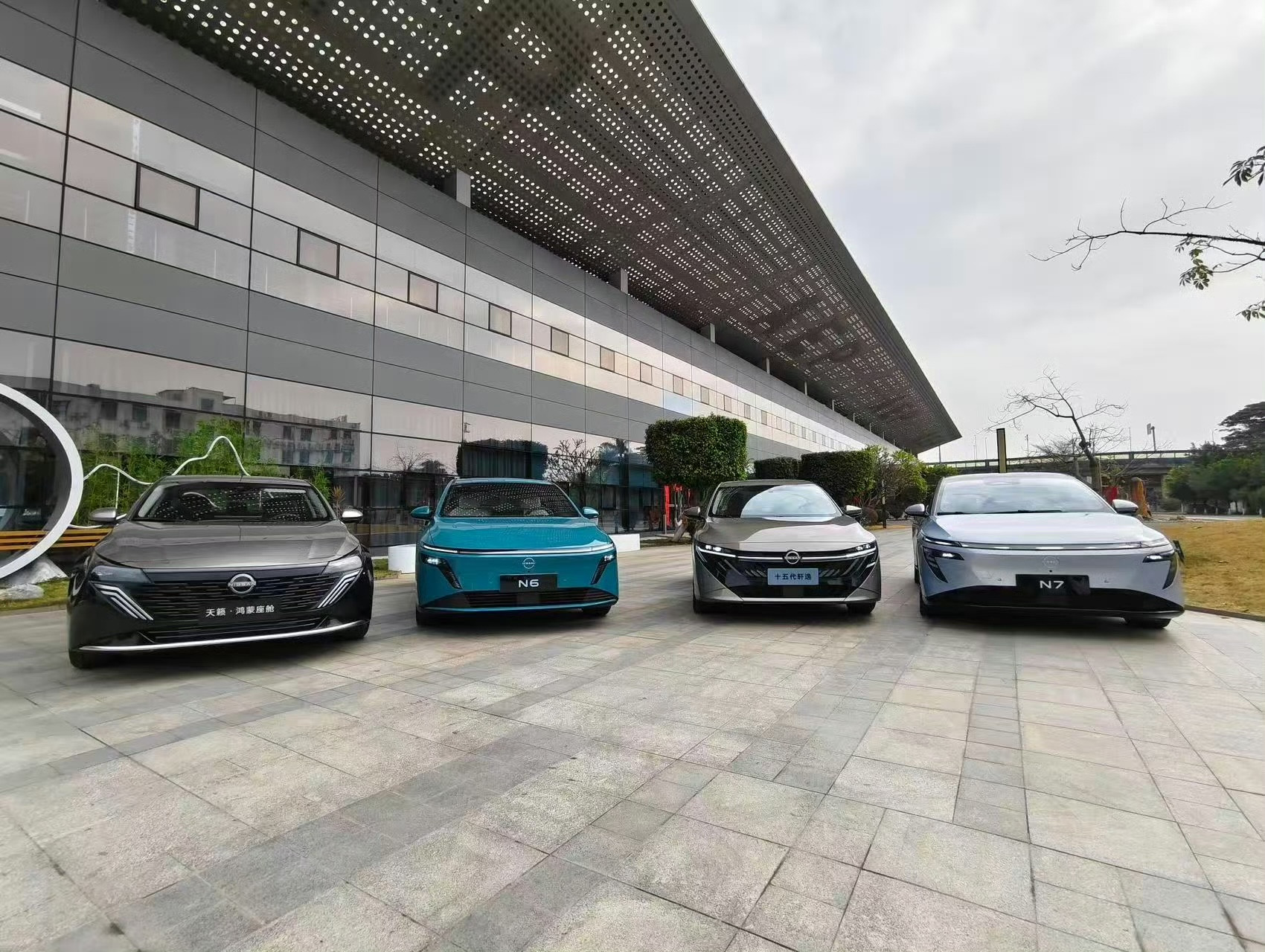 天籁鸿蒙座舱S380大师版，黑金双色车身放在日系B级车里确实少见，以前这种配色基