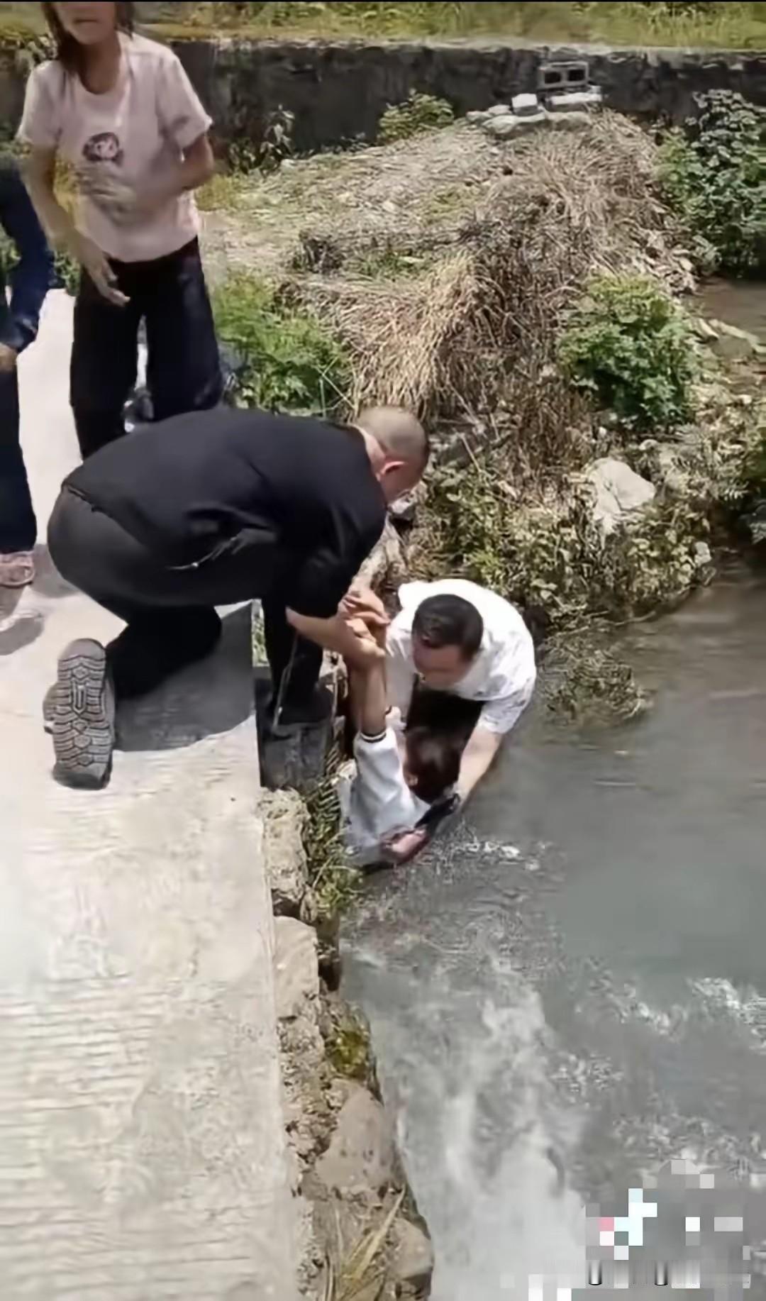 一名女孩意外落水后，被湍急水流冲进桥洞，情况十分危急。落水过程中，女孩身上的裤子