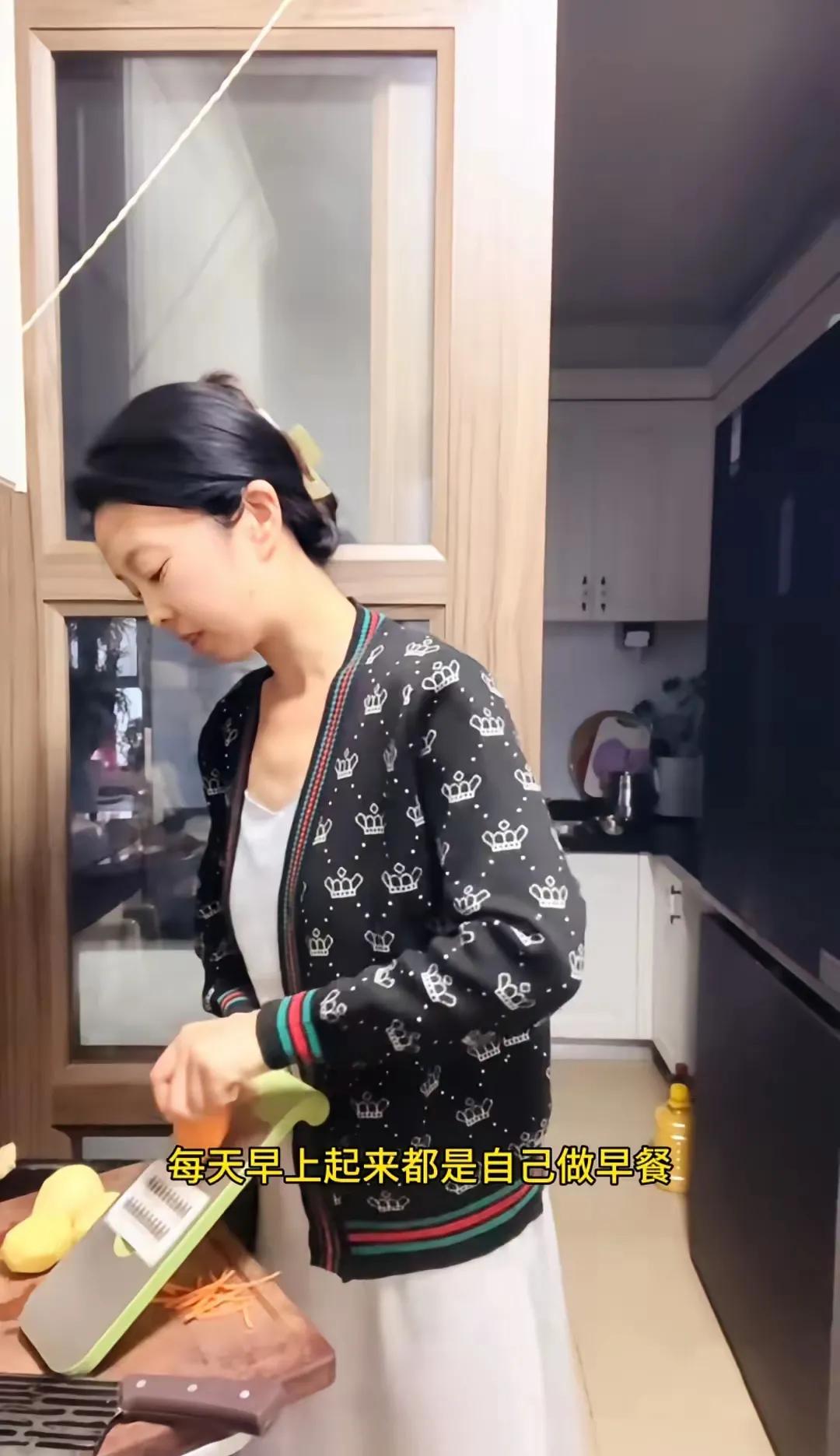 田静在家里好贤惠哦，就算丈夫郭威懂得做饭，可是每天早上起来以后，家里都是田静自己