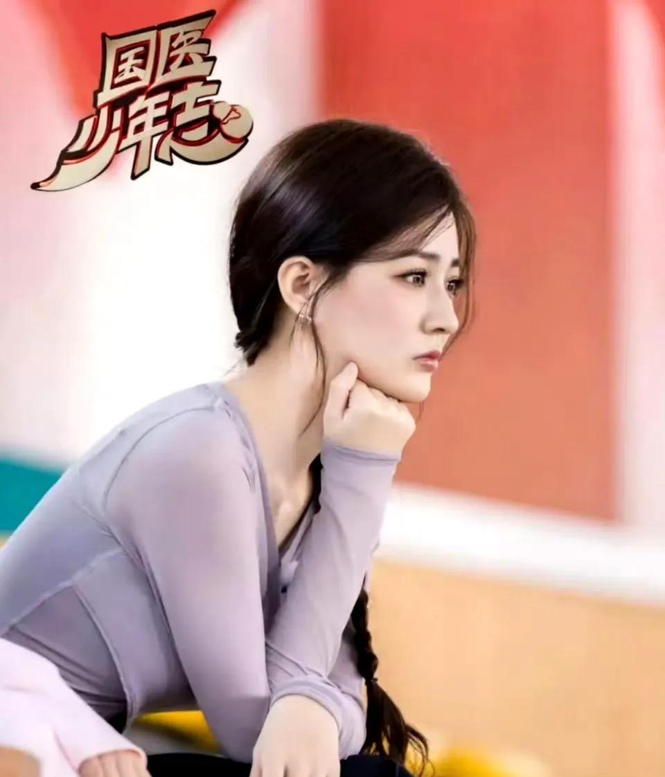 徐璐这身材真是绝了，宽肩窄腰堪称完美范本！她因《甄嬛传》里的玉娆被大家熟知，以
