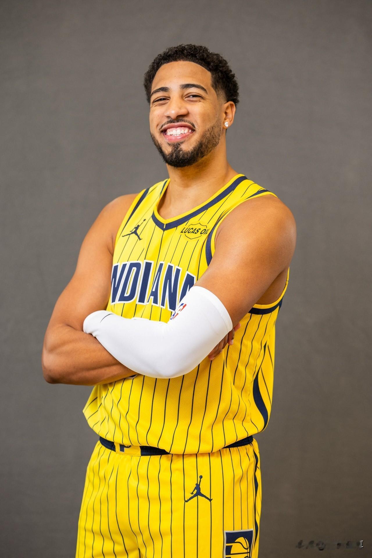 王者归来，哈里伯顿时隔14个月复出拿到7分6助攻！在刚刚进行的一场NBA季前