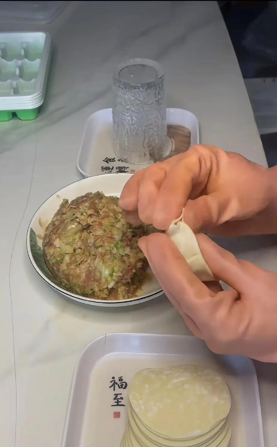 和婆婆一起去邻居大姐家串门，没想到碰到邻居大姐在包水饺，更奇怪的是她竟然戴着手套