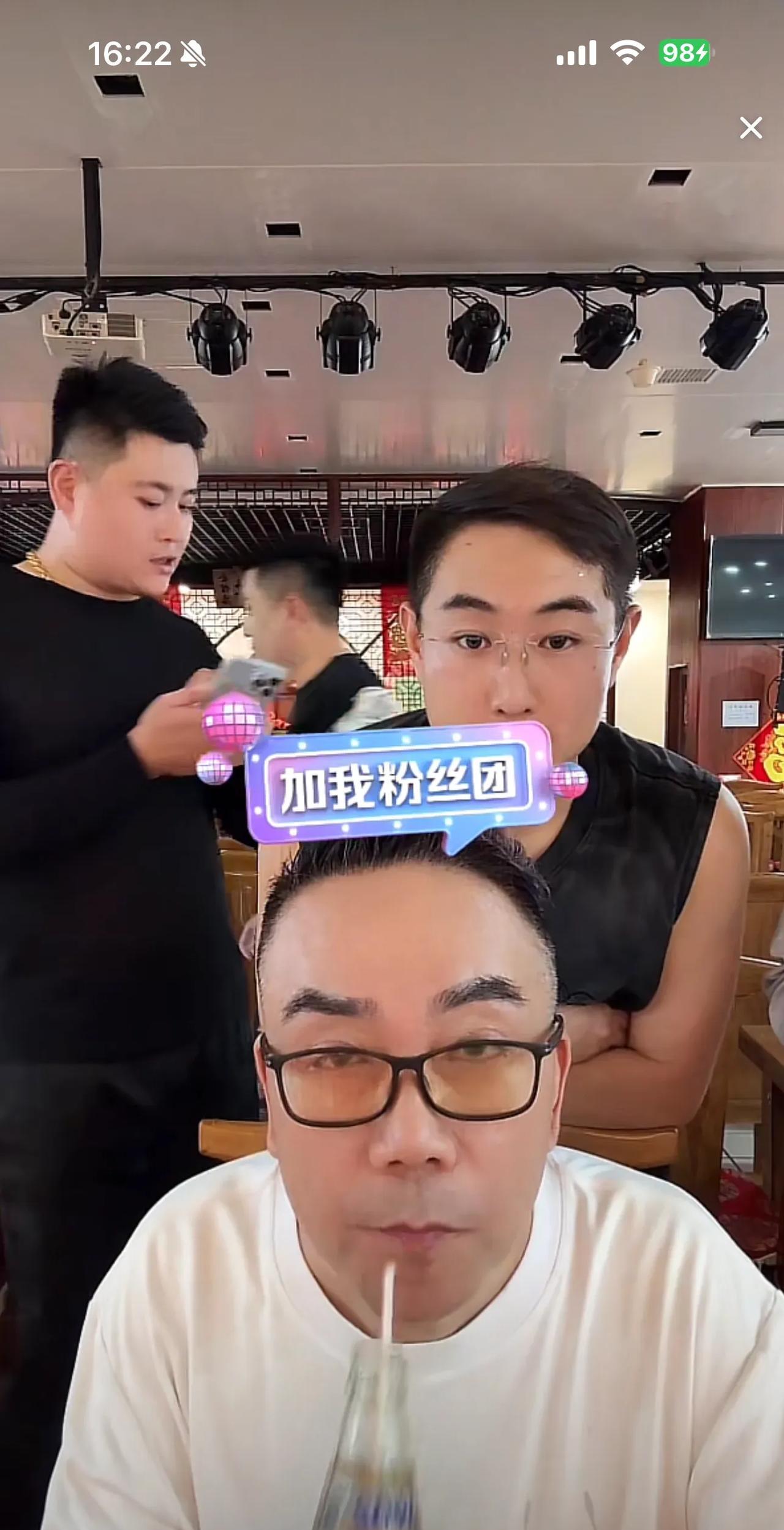 杨议直播卖相声票时说，我现在每天在相声园子说相声，最多时候每天说17场，就这个都