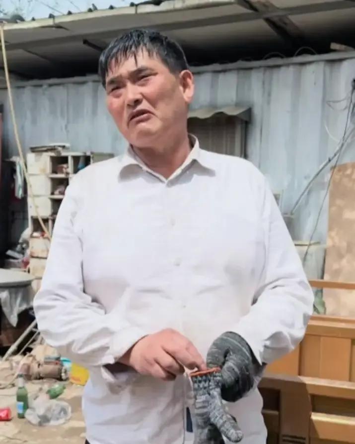 大衣哥接受采访谈到了儿子，已经分家自己过留个菜园让他自力更生刚刷到大衣哥的采访