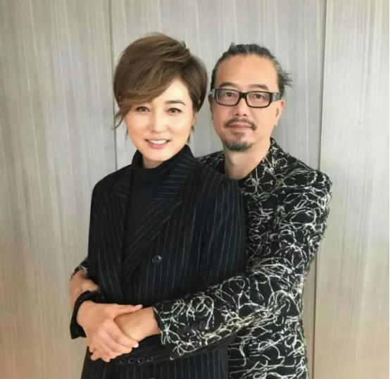 “我知道了，就这样吧。”啪，电话挂断。《粉红女郎》里的“男人婆”张延，拿着