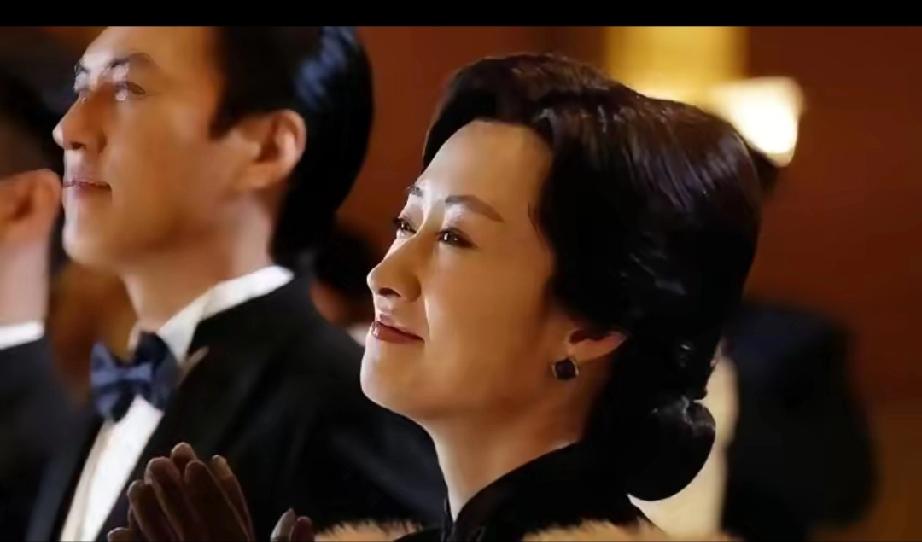 1998年北京郊区，18岁跑龙套的靳东冻得哆嗦、饿着肚子，同组刘敏涛看在眼里，用