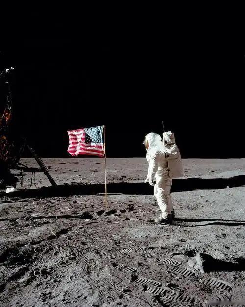 直到今天，还有人拿着几张截图言之凿凿：阿波罗登月是美国在摄影棚里拍的骗局。