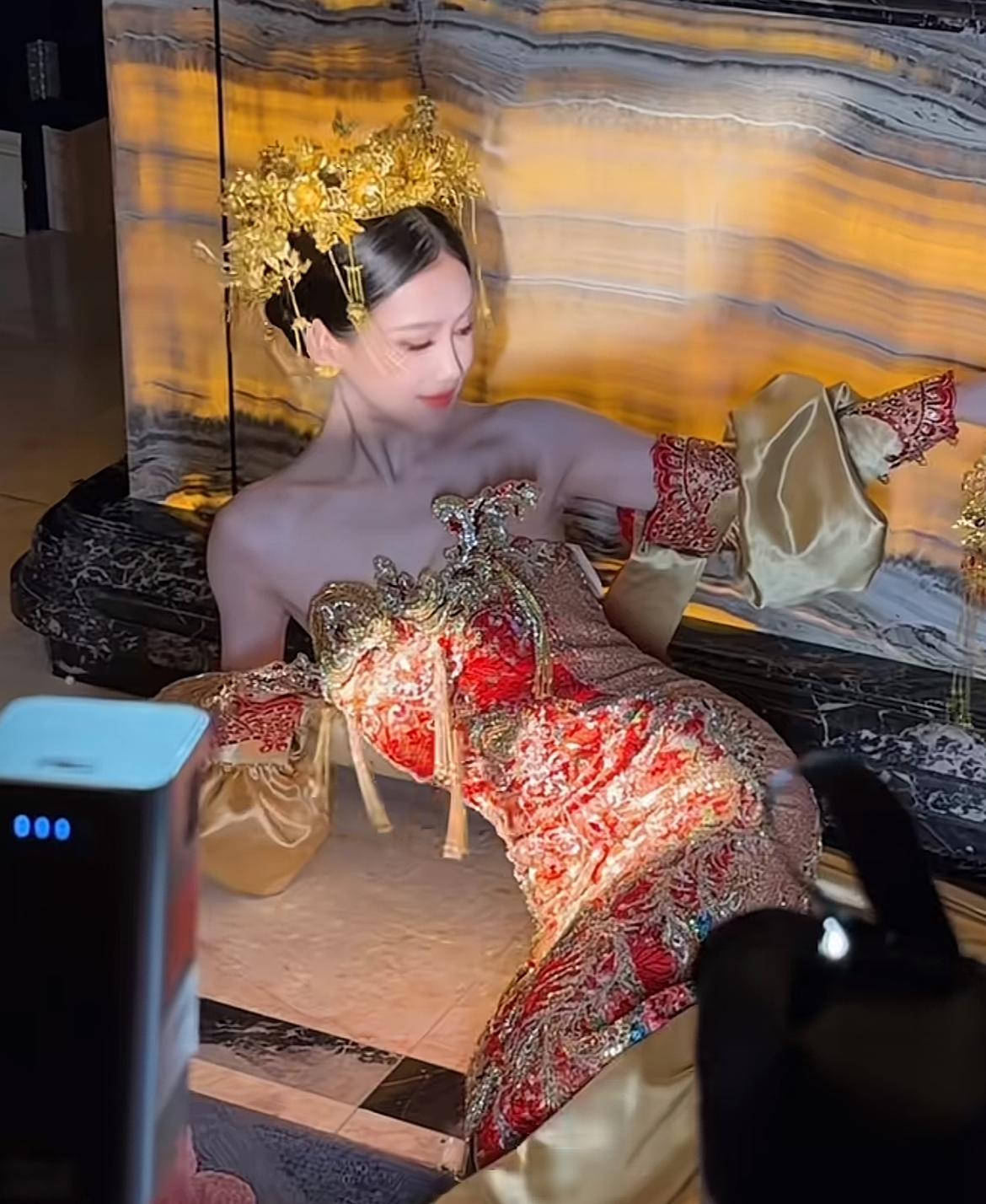 太豪横，网红“可乐”青岛大婚，10辆价值700多万的豪车红旗国礼做婚车队。黄晓