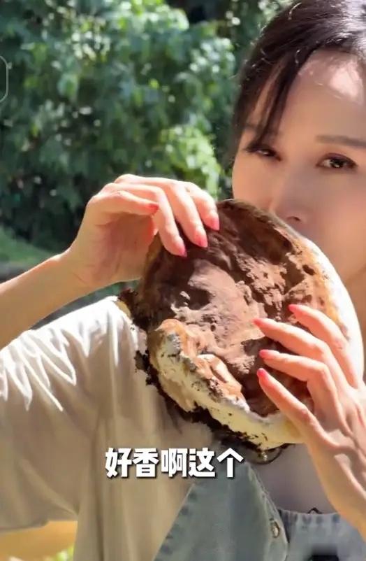 身为云南人的胡静，和父母在马来西亚定居的她，带着妈妈到住的大庄园后面的园子采菌子