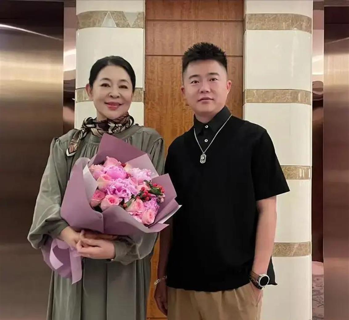 她儿子不是傻子，是差点被误诊毁掉的天才。这张合影里阳光帅气的青年，十个月大时被